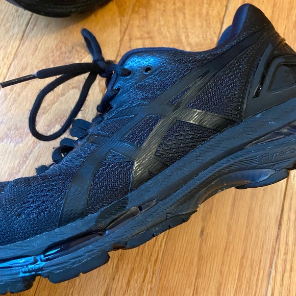 Black ASICS size 8 sneakers - Picture 2 of 6